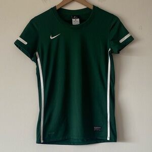Retro Nike Short sleeve shirt. Green/white. Size 12-13 years